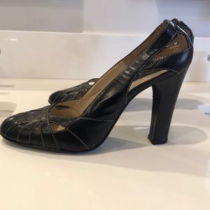 GREAT CONDITION GUESS 1940’s Inspired Cutout Pumps